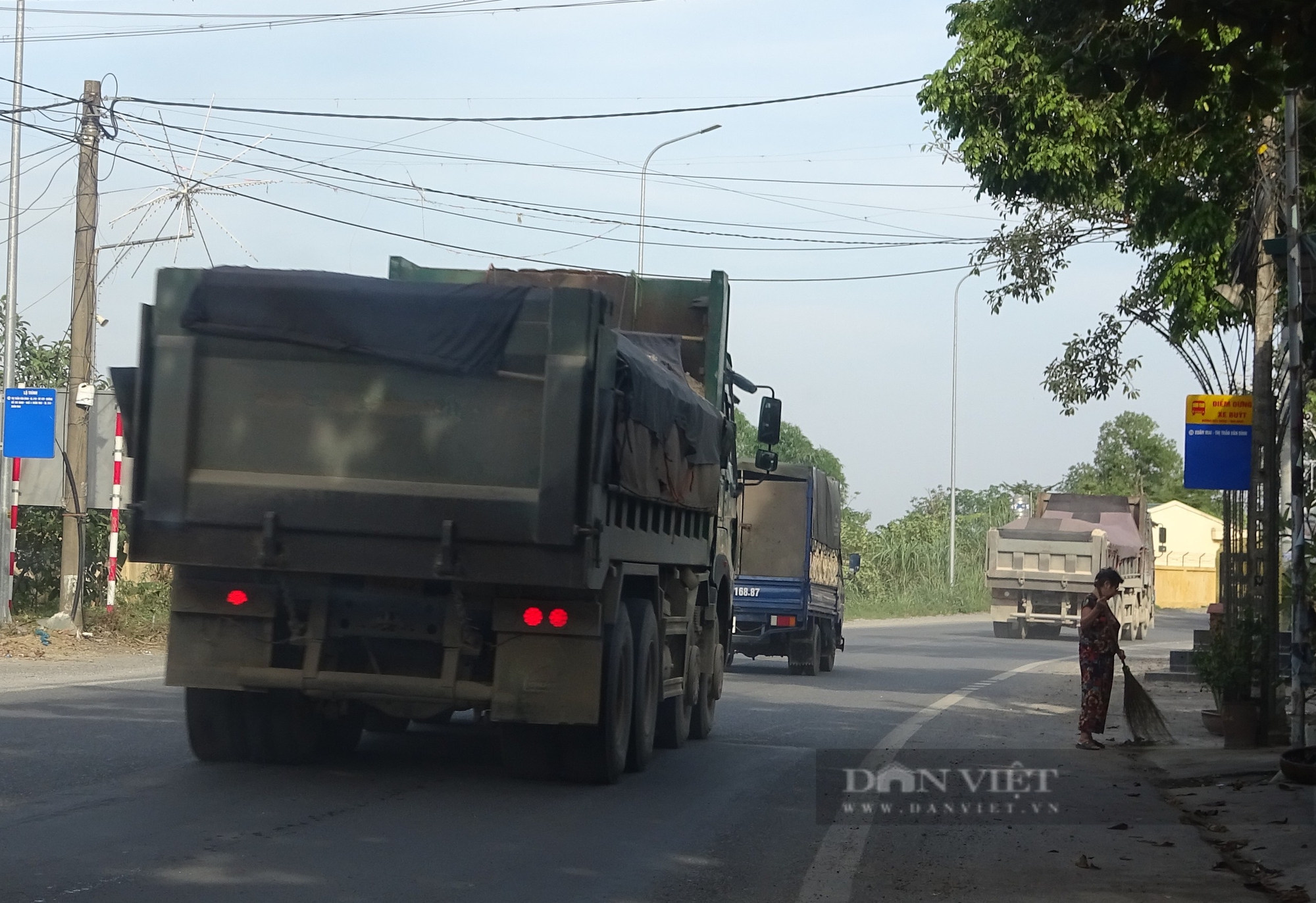 Sống "khốn khổ" cạnh đường mòn Hồ Chí Minh vì tiếng còi hơi của xe tải trọng lớn - Ảnh 2.