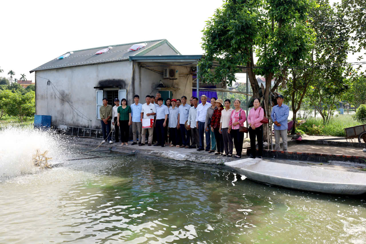 Ninh Bình: Hội viên nông dân thăm quan mô hình nuôi trồng thủy sản tại huyện Gia Viễn - Ảnh 1.