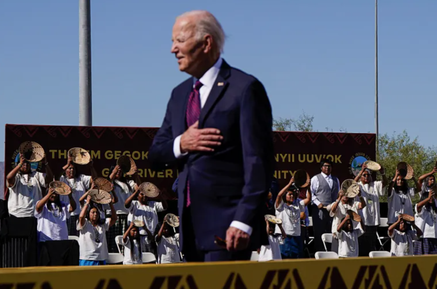 Bầu cử Mỹ: Ông Biden xin lỗi vì 'tội lỗi' lạm dụng trường nội trú của người bản địa - Ảnh 1.