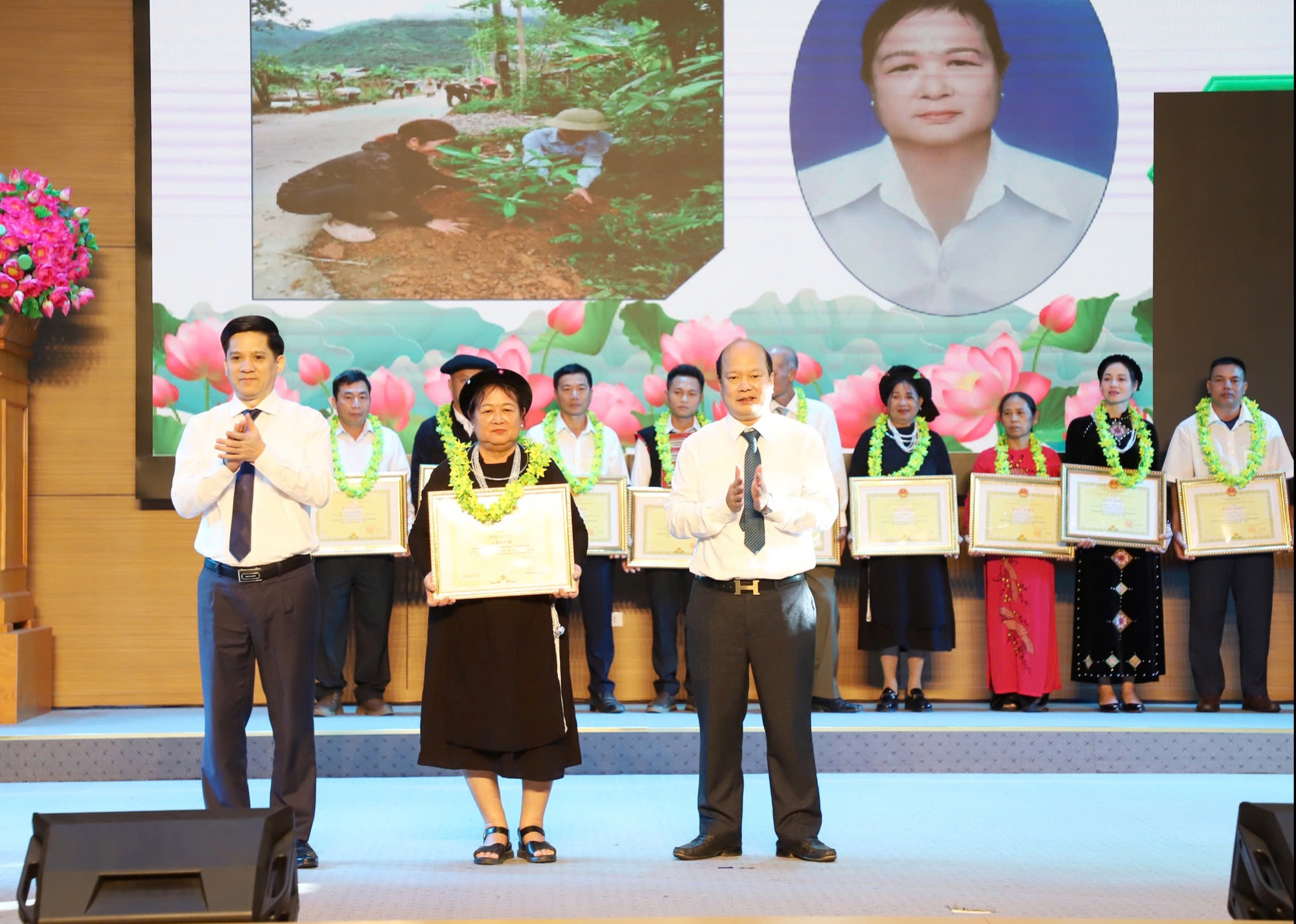 Hà Giang: Biểu dương “Chi hội trưởng Nông dân xuất sắc”  trao giải Hội thi “Trưng bày, quảng bá sản phẩm nông nghiệp” - Ảnh 1.