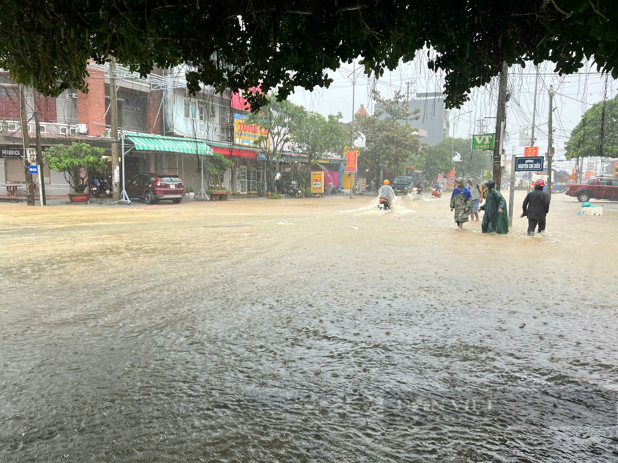 Mưa lớn ở Quảng Bình khiến nước sông lên nhanh, 1 người tham gia cứu hộ bị lũ cuốn- Ảnh 1.