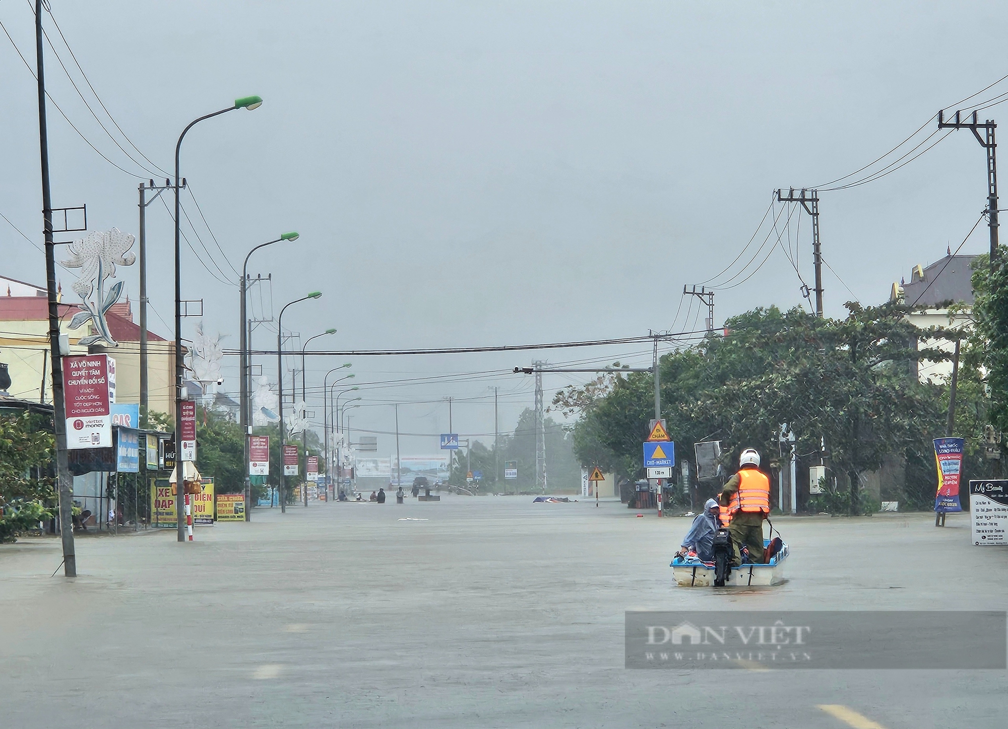 Quảng Bình: Mưa lớn ngập nhà dân, 3 thuyền đánh cá của ngư dân bị sóng đánh chìm - Ảnh 1.