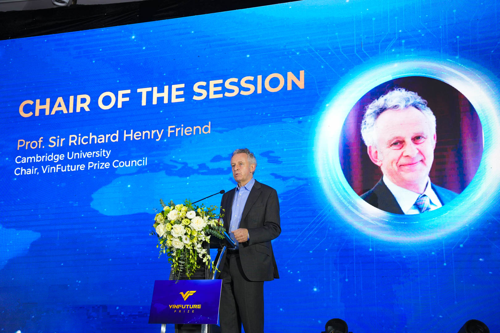 GS. Sir. Richard Henry Friend: Giải thưởng VinFuture là tấm gương phản chiếu đổi mới toàn cầu  - Ảnh 2.