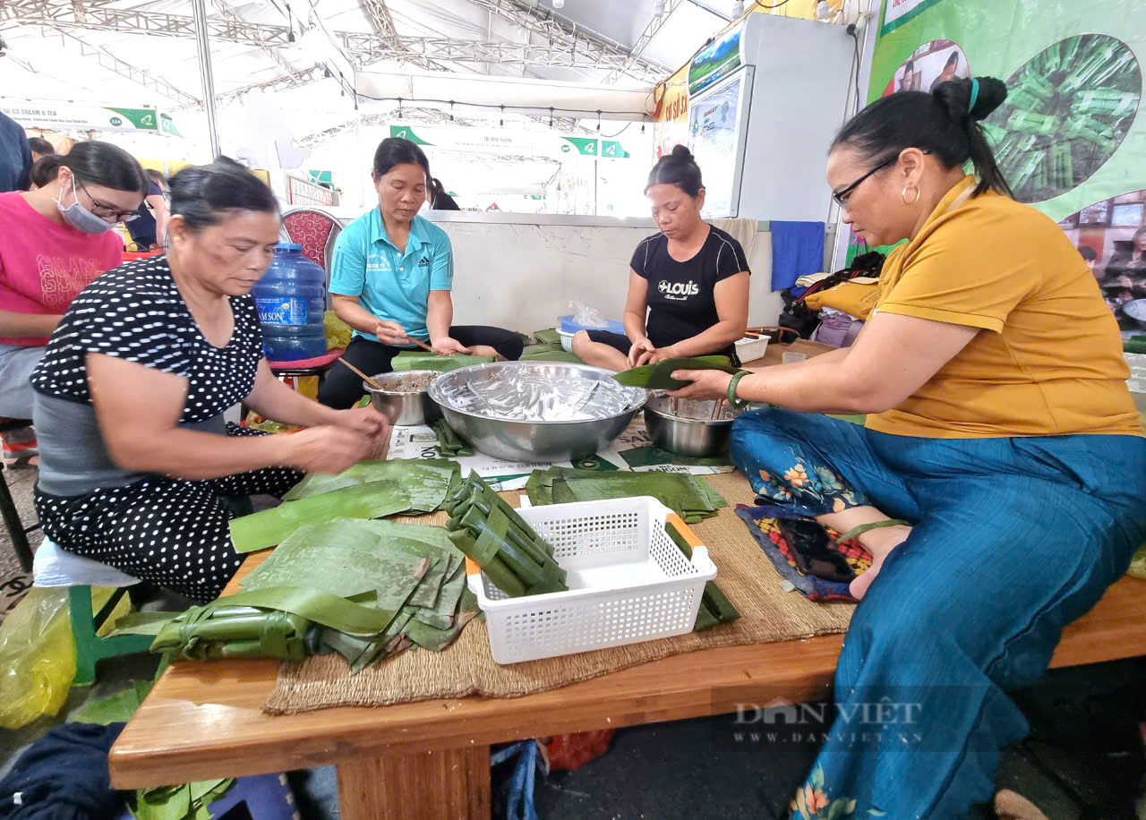 Thứ bánh nổi tiếng ở Thanh Hóa nghe tên rất tò mò, nhưng ăn vào thơm ngon hết nước chấm - Ảnh 1.