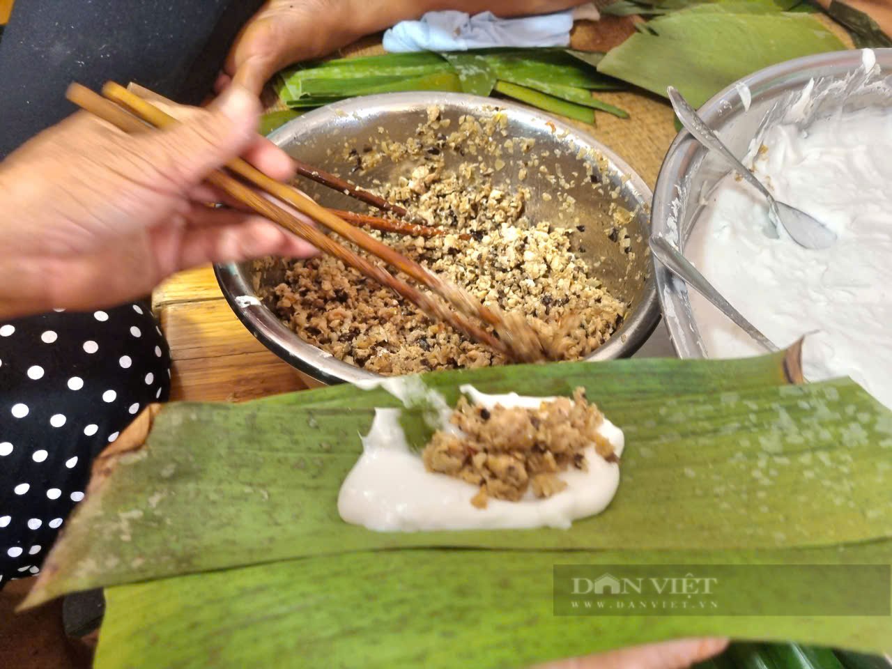 Thứ bánh nổi tiếng ở Thanh Hóa nghe tên rất tò mò, nhưng ăn vào thơm ngon hết nước chấm - Ảnh 9.