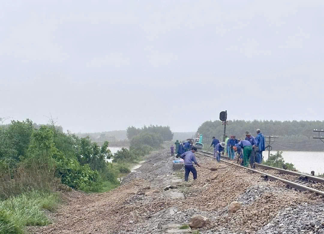 Đường sắt bị tê liệt do ảnh hưởng bão Trà mi, khẩn trương khắc phục sự cố - Ảnh 1.