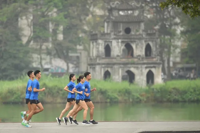 Standard Chartered Marathon Di sản Hà Nội 2024 đồng hành cùng "Bữa cơm yêu thương" NTNN/Dân Việt - Ảnh 2.