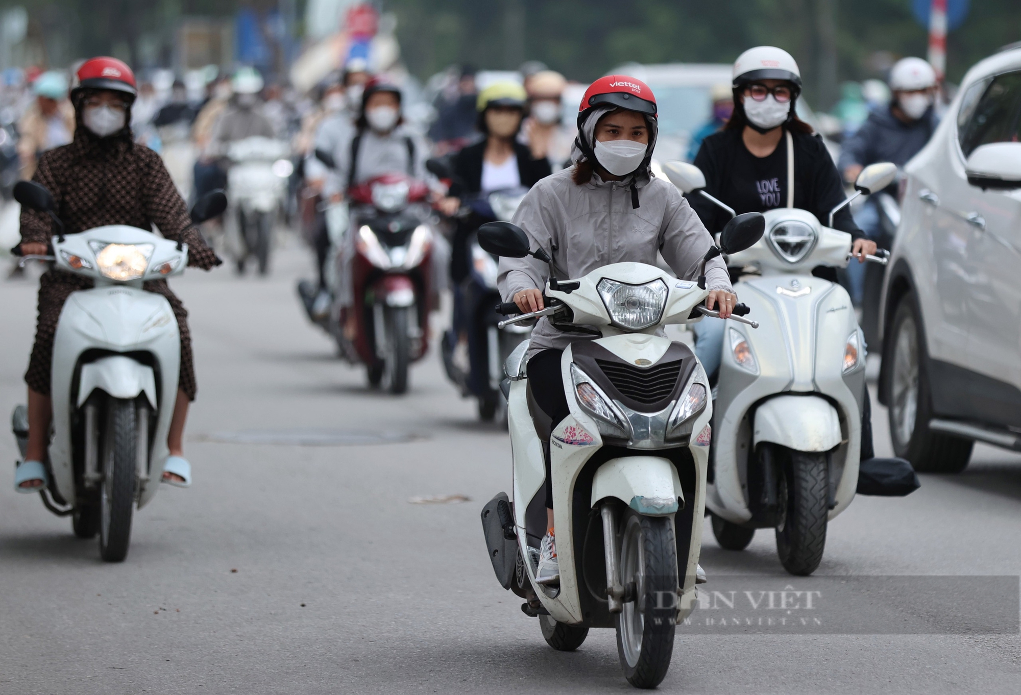 Người Hà Nội trùm kín mặt, co ro trong gió lạnh chỉ 20 độ C - Ảnh 3.