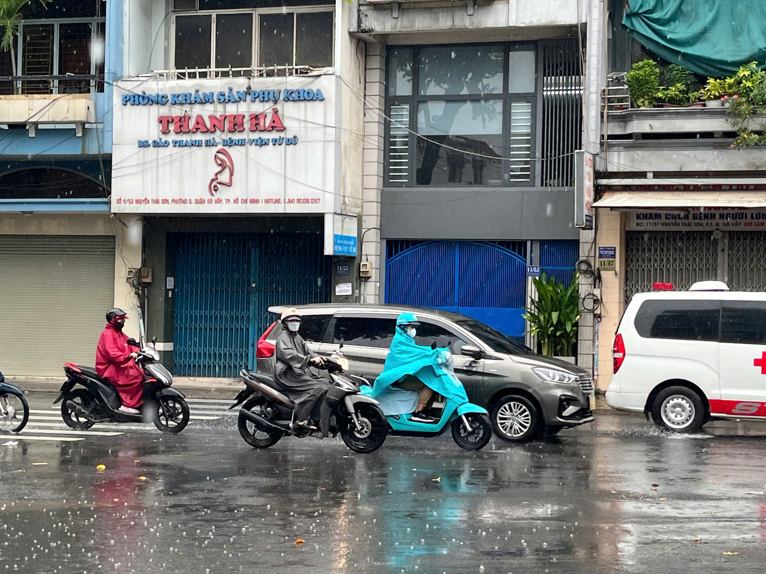 TP.HCM liên tục mưa lớn vào sáng sớm do đâu? - Ảnh 1.