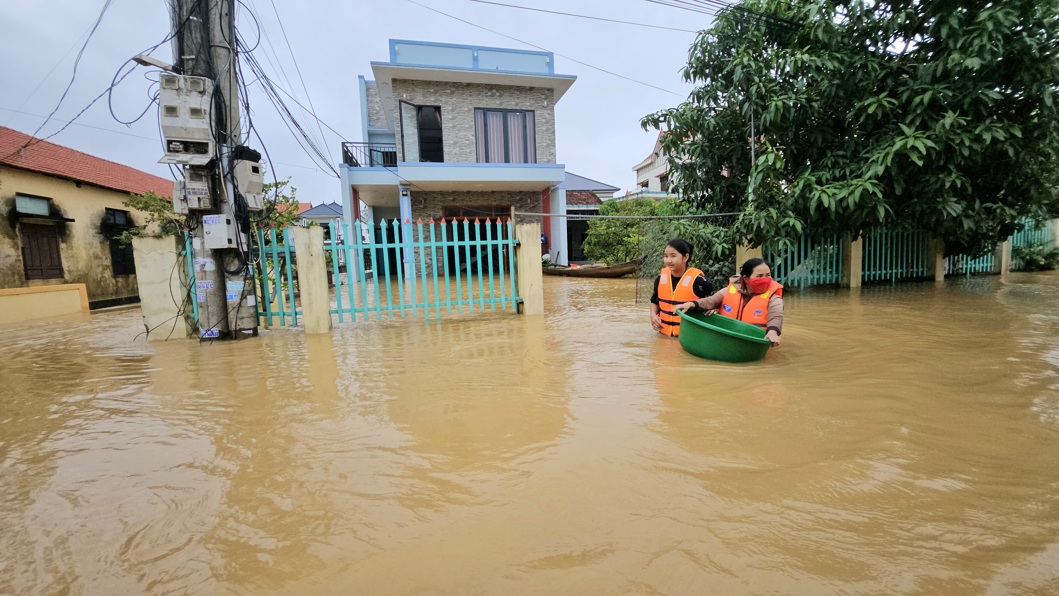 NÓNG: Tác động của không khí lạnh mạnh, miền Trung sắp đối mặt với một đợt mưa cực lớn  - Ảnh 2.