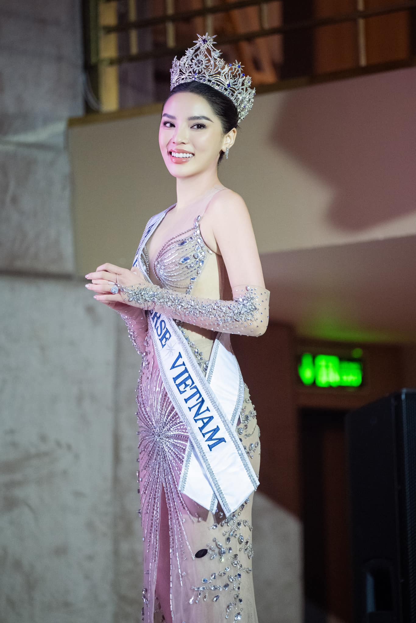 Hoa hậu Kỳ Duyên, Hoa hậu Thanh Thủy "đọ sắc" khi cùng ngày lên đường thi Miss Universe 2024, Miss International 2024 - Ảnh 10.