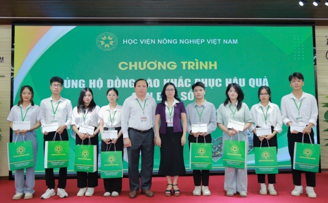 Học viện Nông nghiệp Việt Nam chung tay hỗ trợ đồng bào khắc phục hậu quả cơn bão số 3 - Ảnh 2.