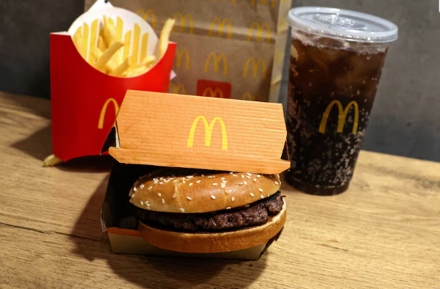 McDonald's bị nghi ngờ làm lây lan ngộ độc E.coli tại Mỹ: McDonald's Việt Nam nói gì?- Ảnh 1.