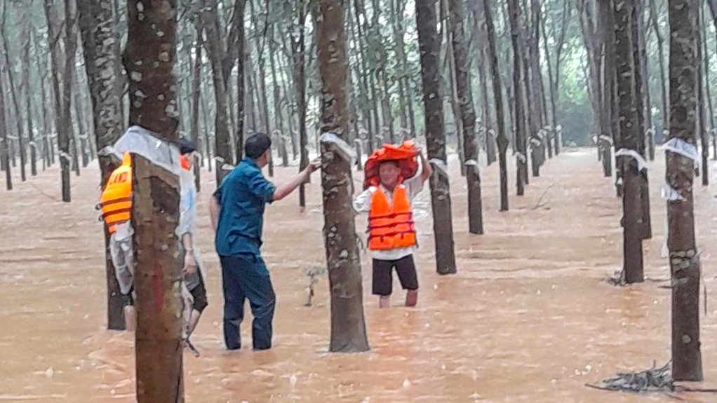 Mưa ngập diện rộng, Đồng Nai “căng mình” ứng phó, đảm bảo an toàn cho người dân và tài sản - Ảnh 2.