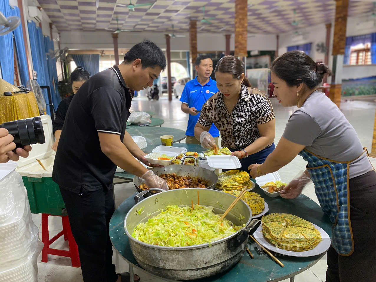 Nấu cơm cho người dân vùng lũ ở Quảng Trị- Ảnh 2.