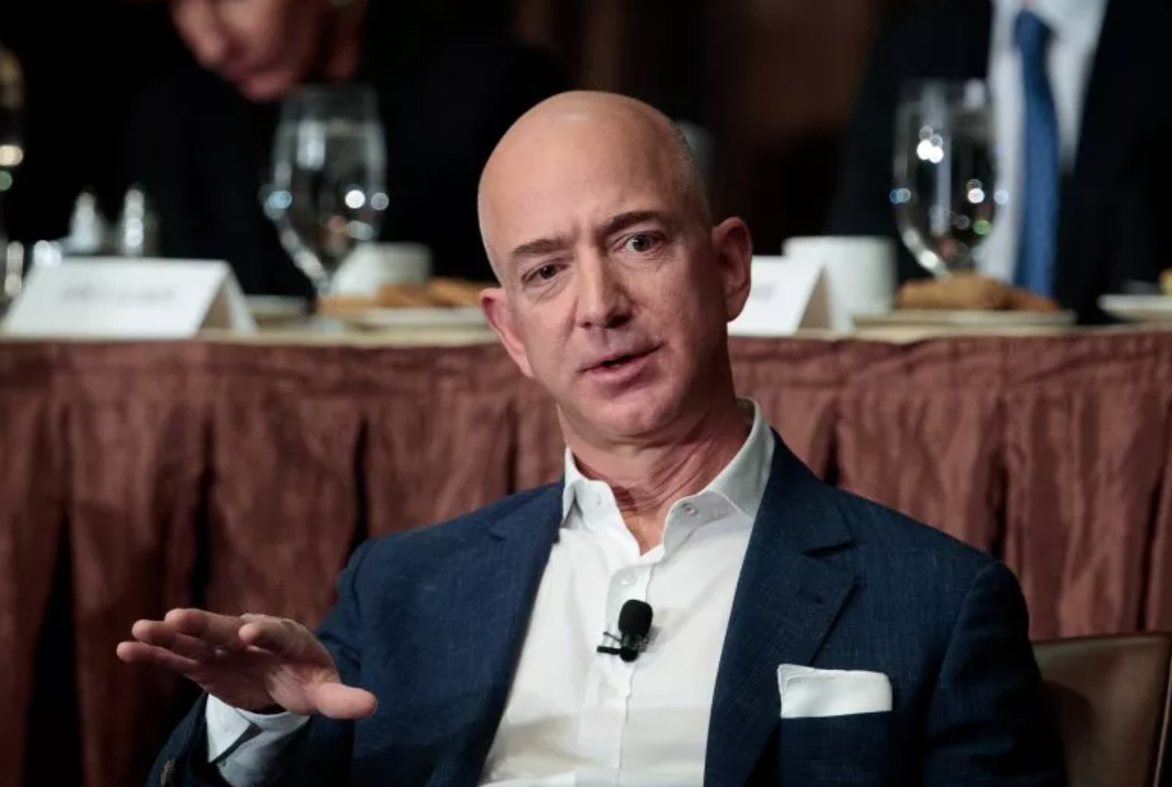 Tỷ phú Jeff Bezos giải thích vì sao không ủng hộ ứng cử viên nào trong bầu cử Mỹ - Ảnh 1.