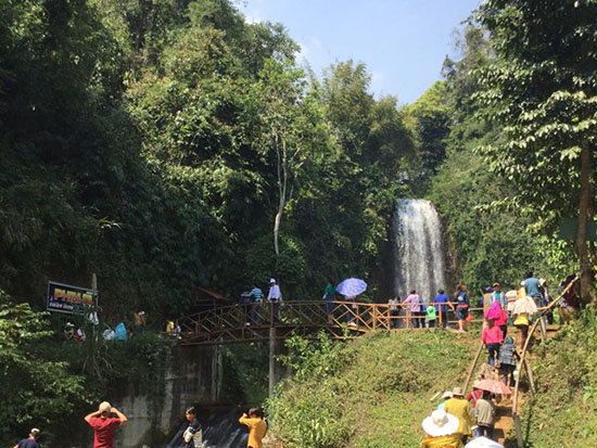 Vùng đất Kon Tum lắm sông nhiều suối, vô số thác nước đẹp như phim, nhiều người đang lên xem- Ảnh 1.