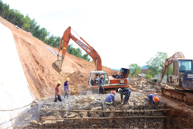 Quảng Ngãi thực hư việc đầu tư 14 tỷ đồng để bảo vệ 5 hộ dân ở chân núi sạt lở Van Cà Vãi?- Ảnh 1.