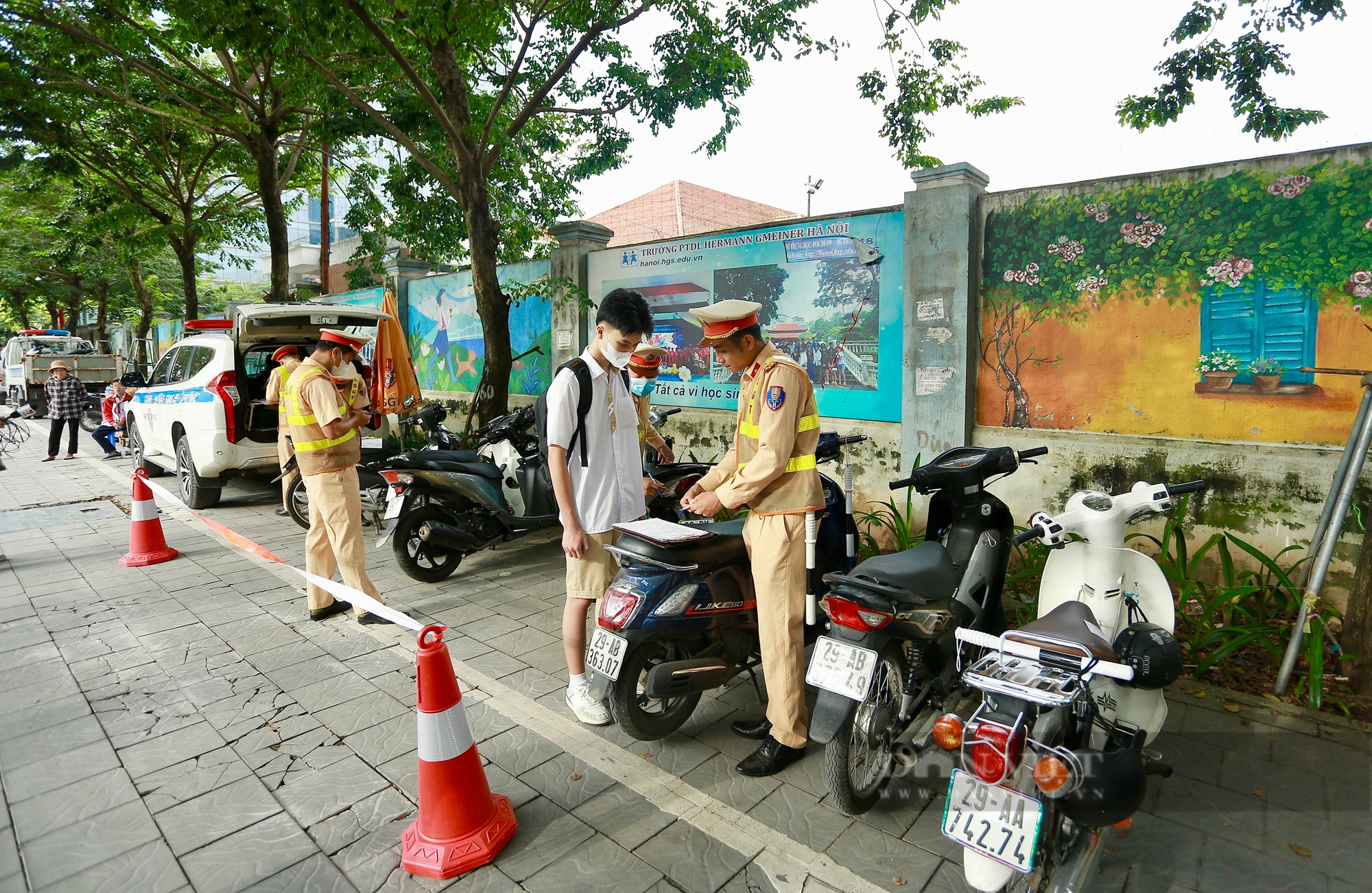 Thấy bóng dáng CSGT, học sinh đầu trần vội vã phóng xe quay đầu bỏ chạy- Ảnh 3.