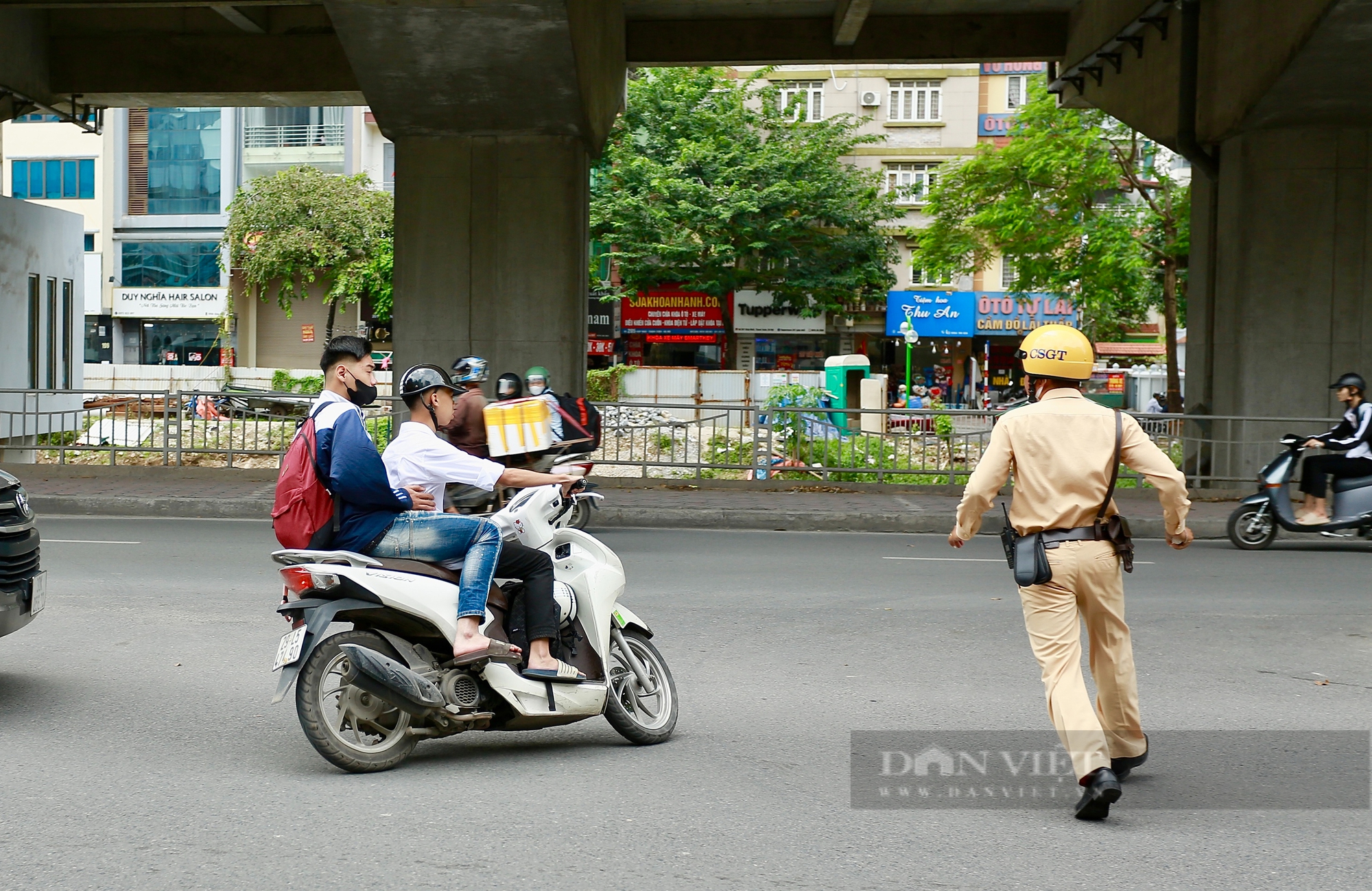 Thấy bóng dáng CSGT, học sinh đầu trần vội vã phóng xe quay đầu bỏ chạy- Ảnh 9.