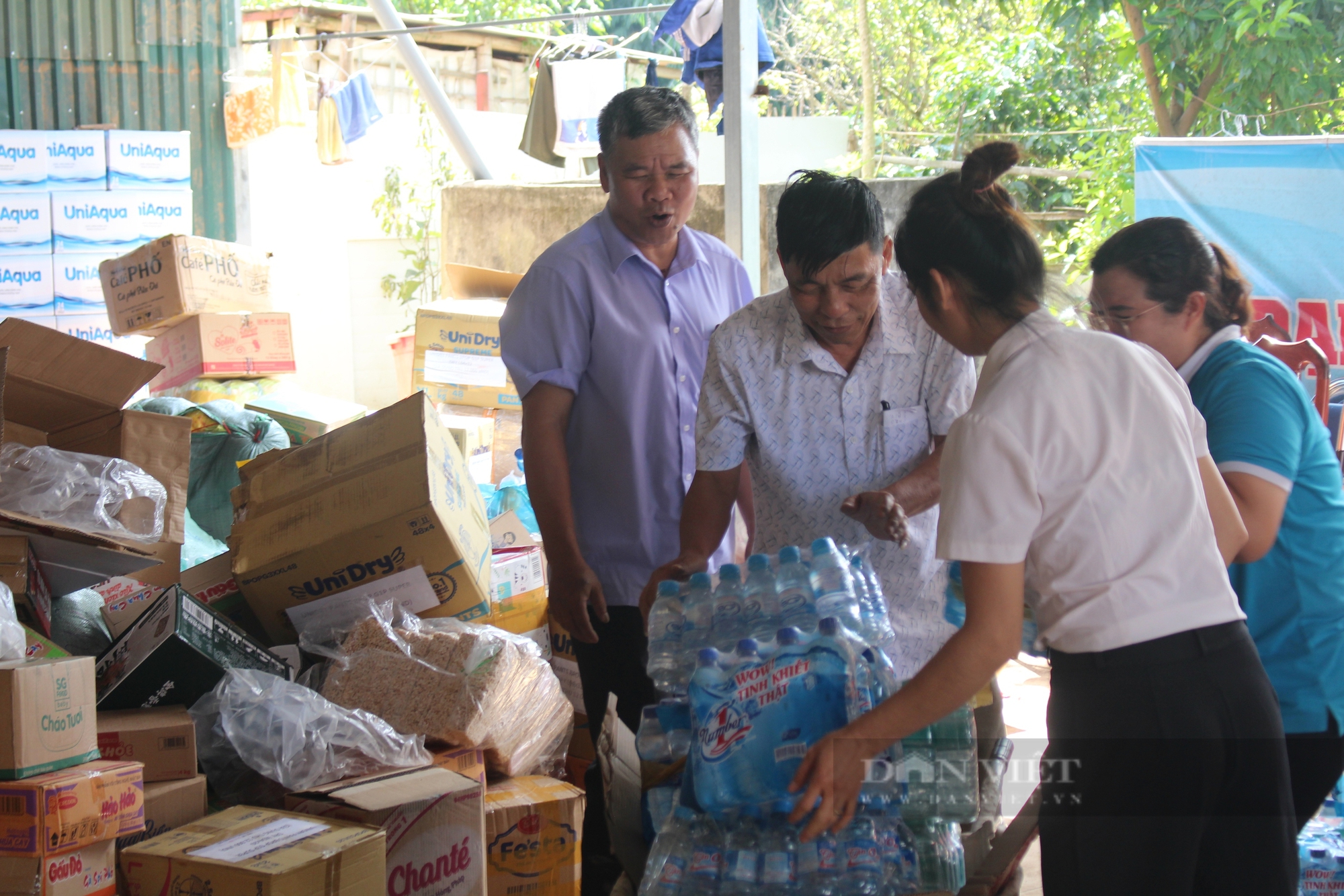 Báo Nông Thôn Ngày Nay/Dân Việt: Gửi những phần quà ý nghĩa đến bà con nông dân vùng ngập úng Chiềng Đen - Ảnh 3.