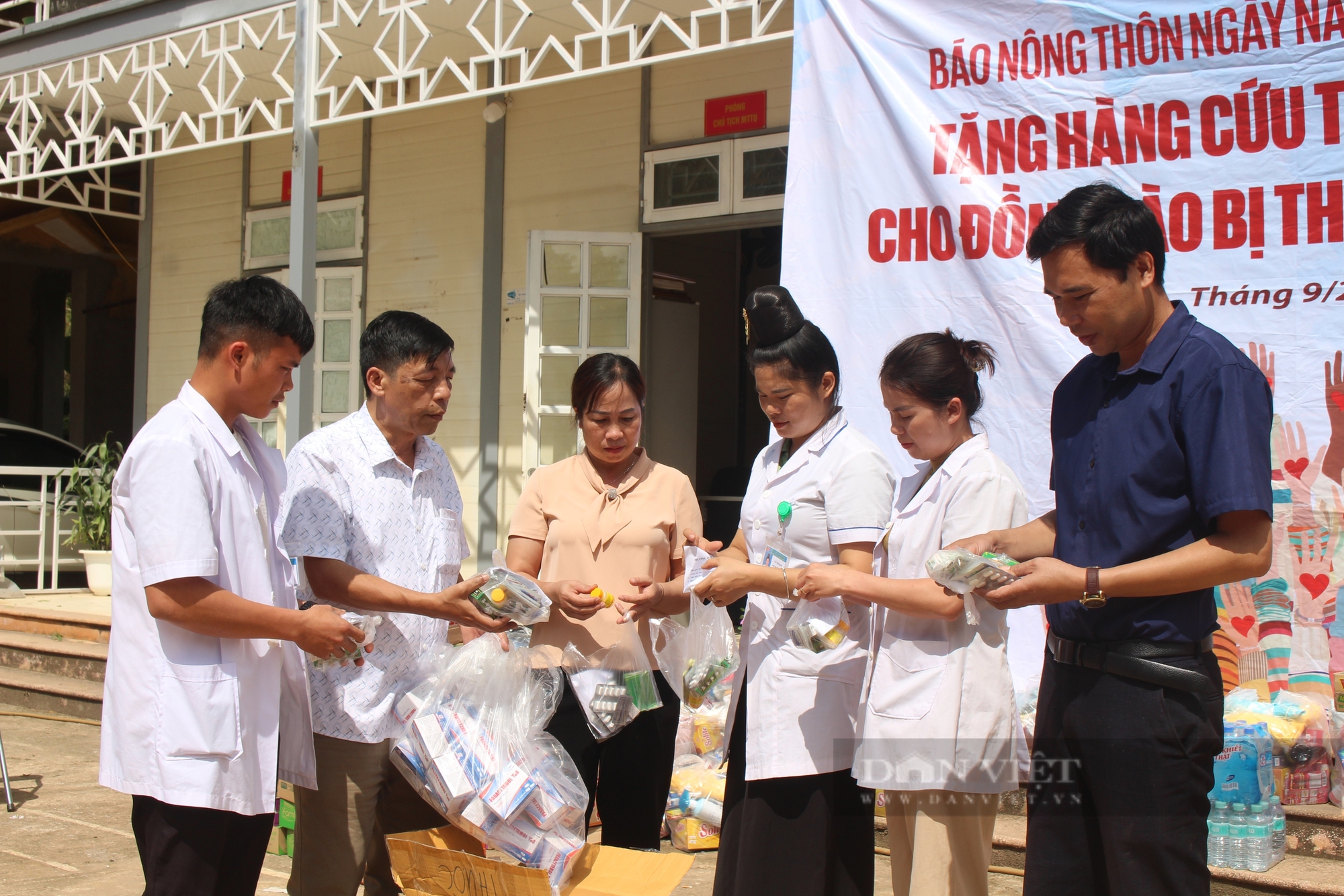 Báo Nông Thôn Ngày Nay/Dân Việt: Gửi những phần quà ý nghĩa đến bà con nông dân vùng ngập úng Chiềng Đen - Ảnh 10.