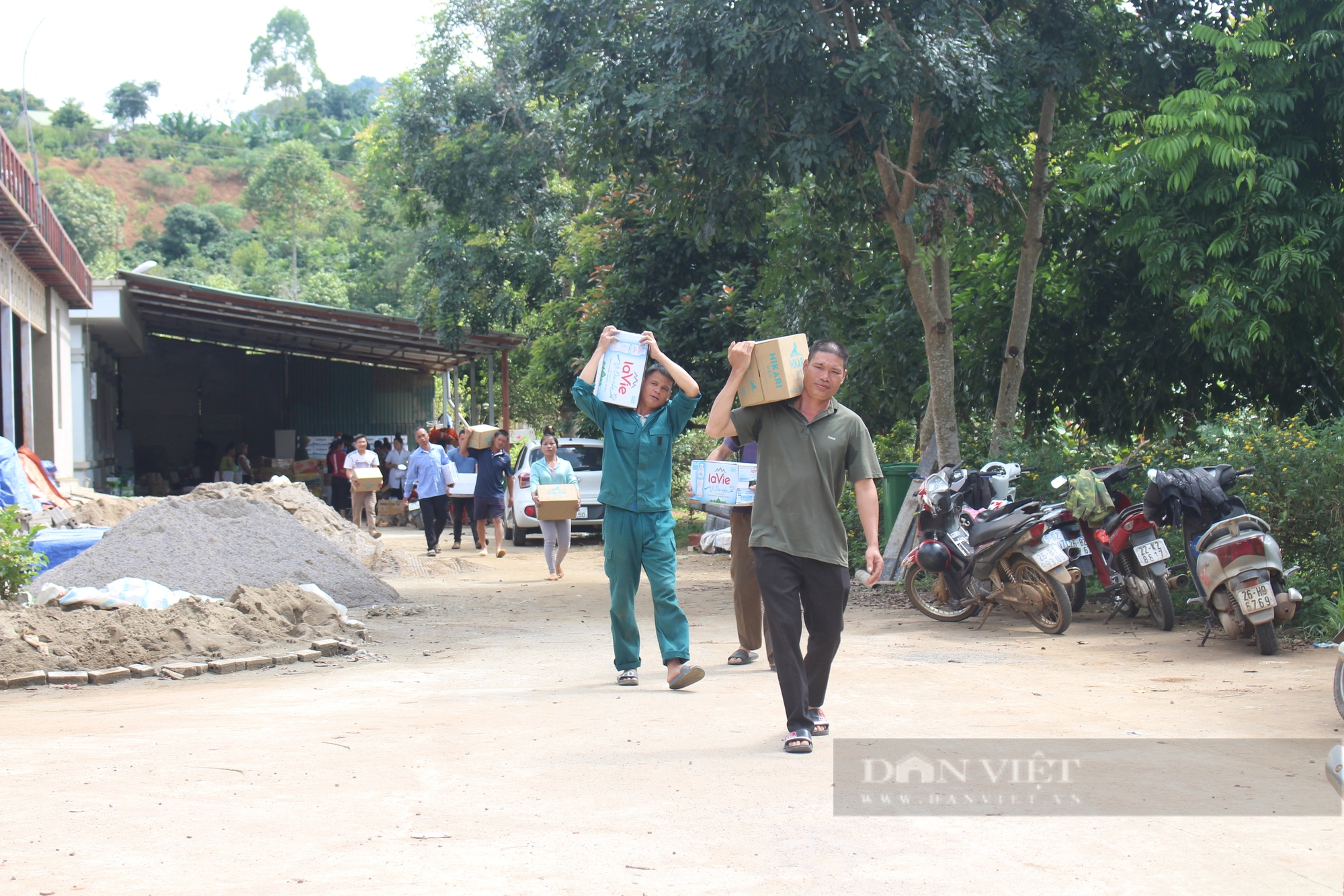 Báo Nông Thôn Ngày Nay/Dân Việt: Gửi những phần quà ý nghĩa đến bà con nông dân vùng ngập úng Chiềng Đen - Ảnh 13.