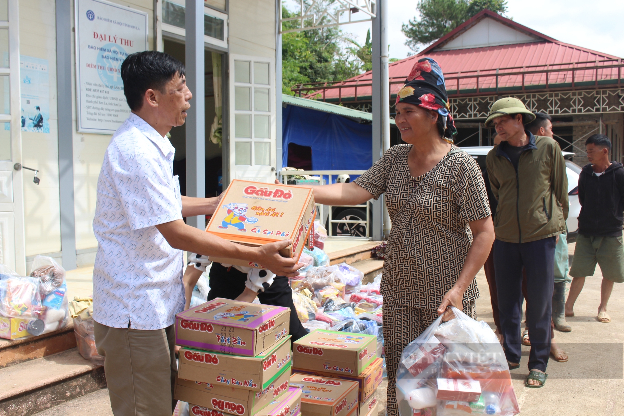 Báo Nông Thôn Ngày Nay/Dân Việt: Gửi những phần quà ý nghĩa đến bà con nông dân vùng ngập úng Chiềng Đen - Ảnh 8.