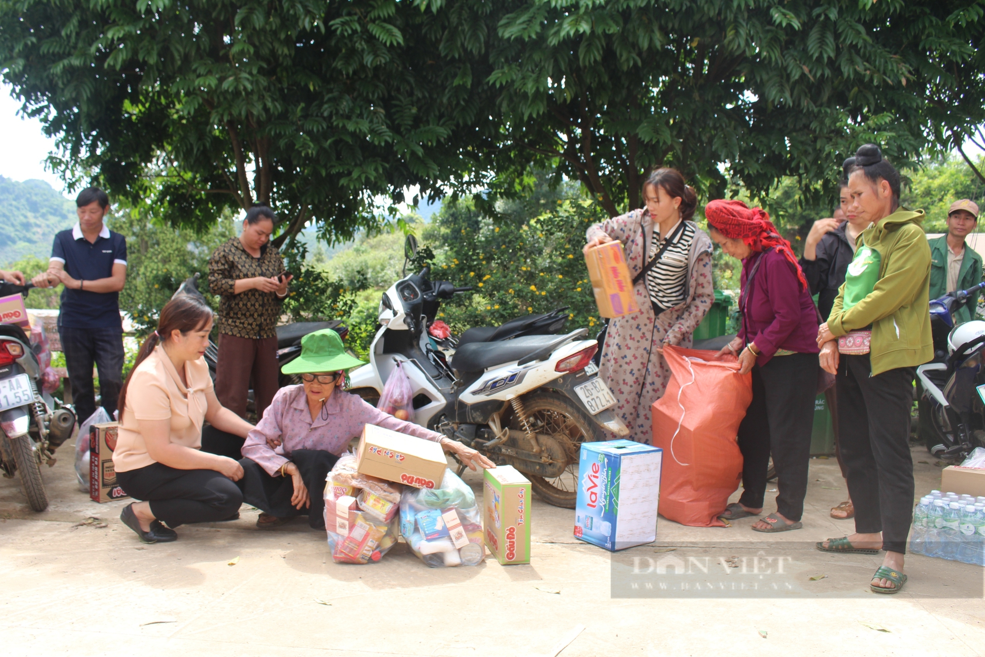 Báo Nông Thôn Ngày Nay/Dân Việt: Gửi những phần quà ý nghĩa đến bà con nông dân vùng ngập úng Chiềng Đen - Ảnh 14.