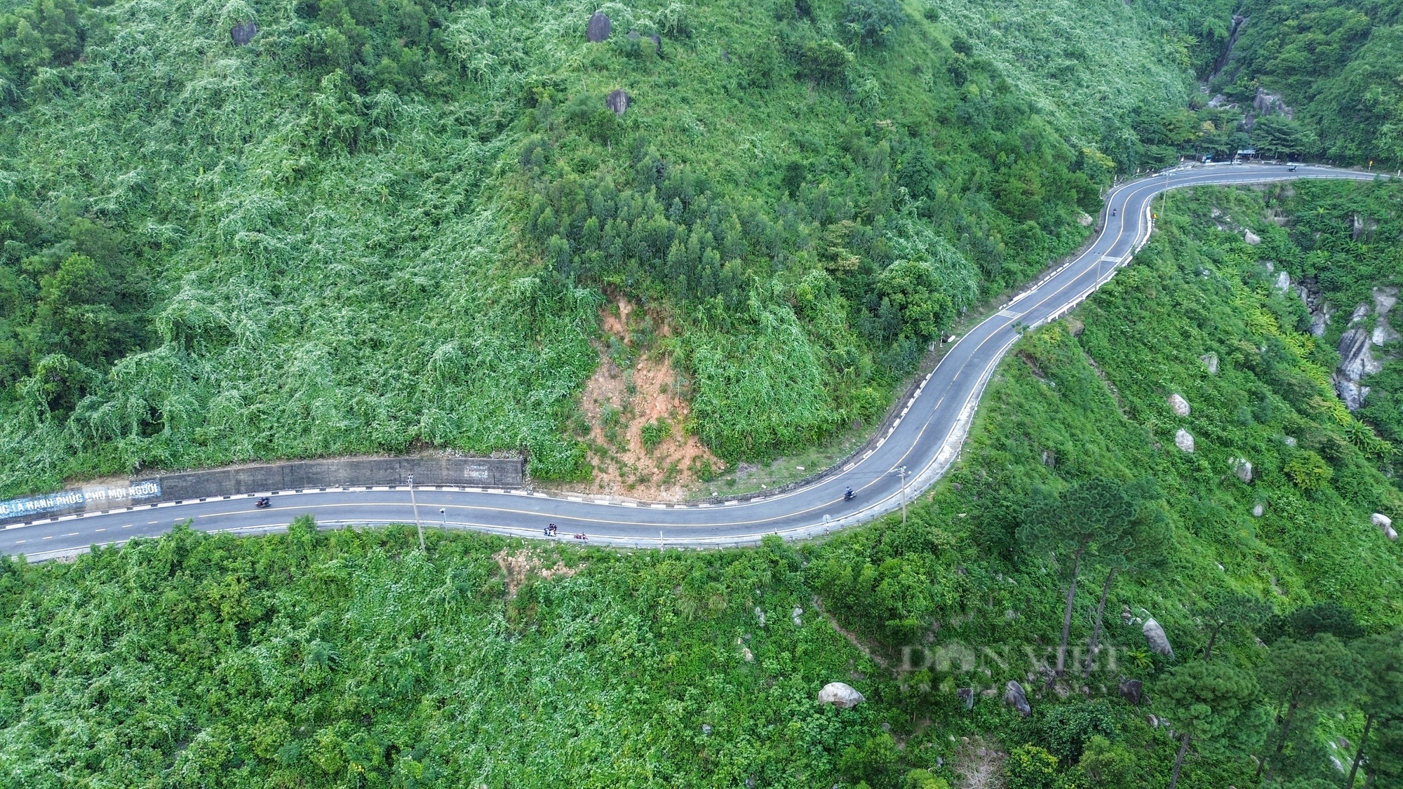 Tiềm ẩn nguy cơ sạt lở trên đèo Hải Vân - Ảnh 1.