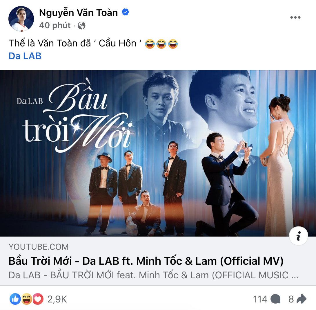 Văn Toàn bất ngờ quỳ gối "cầu hôn" - Ảnh 1.