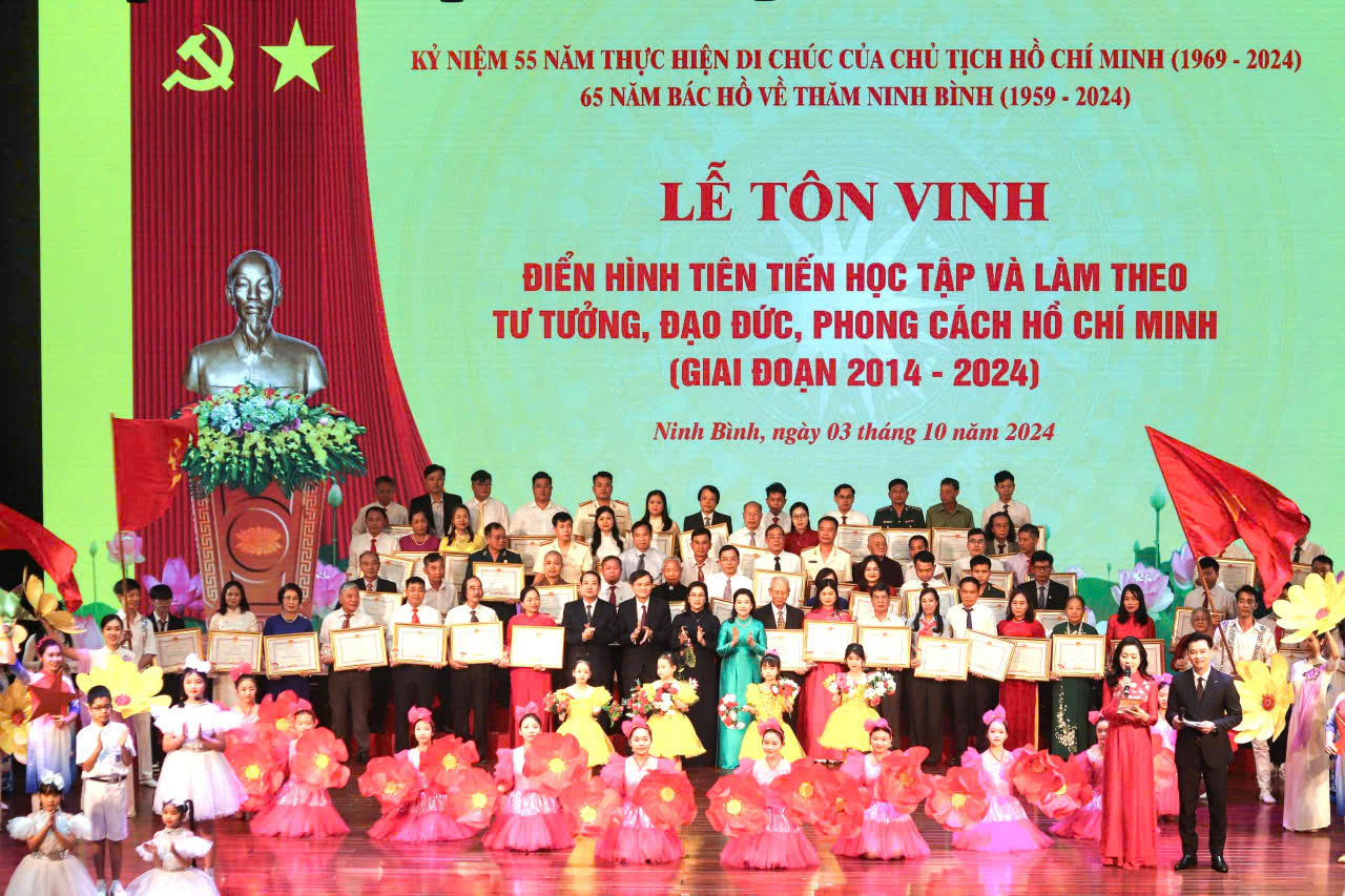 Ninh Bình: Tôn vinh 65 đại biểu điển hình tiên tiến học tập và làm theo tư tưởng, đạo đức, phong cách Hồ Chí Minh - Ảnh 1.