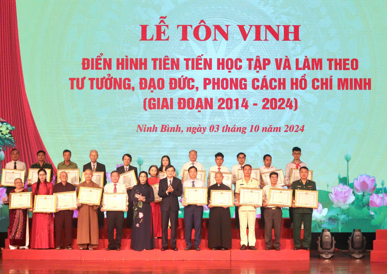 Ninh Bình: Tôn vinh 65 đại biểu điển hình tiên tiến học tập và làm theo tư tưởng, đạo đức, phong cách Hồ Chí Minh - Ảnh 5.