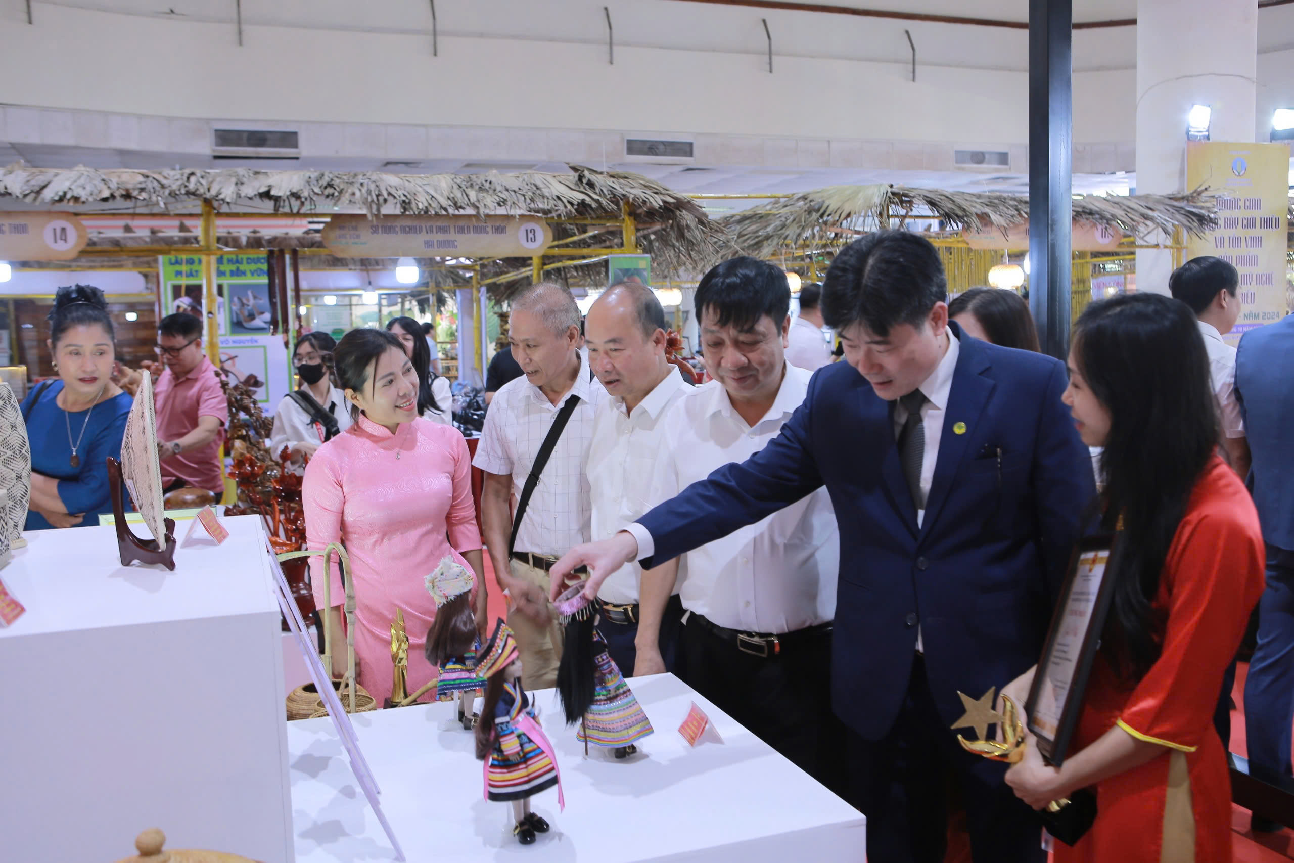 Gốm Bát Tràng, nón làng Chuông... cùng hàng trăm sản phẩm làng nghề nổi tiếng quy tụ tại Hội chợ Làng nghề lần thứ 20 - Ảnh 5.