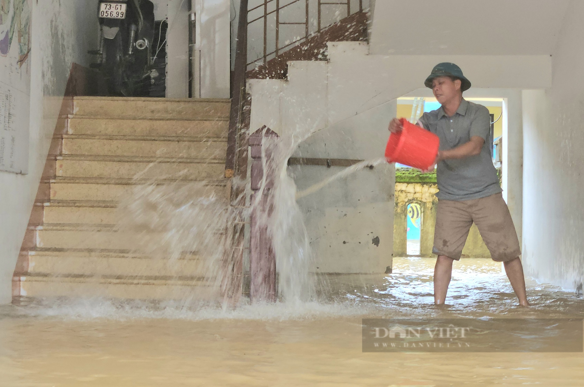 Nước rút chậm, người dân vùng lũ Quảng Bình rất cần nước sạch - Ảnh 3.