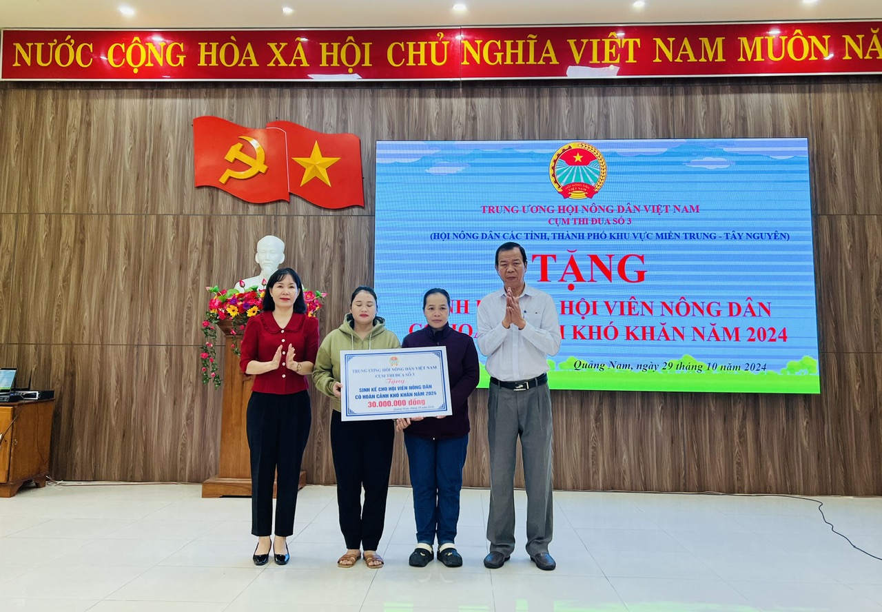 Trao bò giống cho hội viên nông dân nghèo, khó khăn ở Quảng Nam- Ảnh 1.