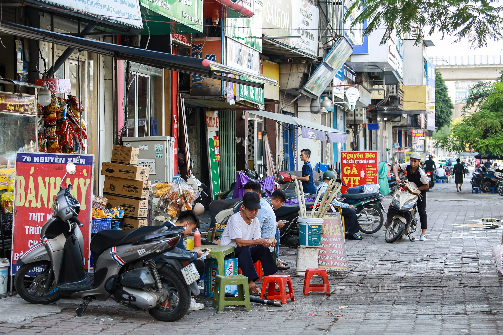 Đá vỉa hè đường Nguyễn Xiển nát tươm, Hà Nội sẽ đầu tư hơn 29 tỷ đồng để cải tạo- Ảnh 11.