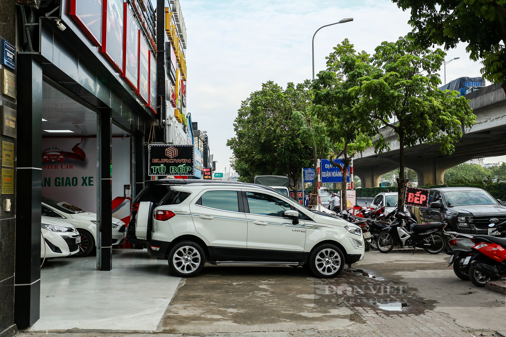 Đá vỉa hè đường Nguyễn Xiển nát tươm, Hà Nội sẽ đầu tư hơn 29 tỷ đồng để cải tạo- Ảnh 10.