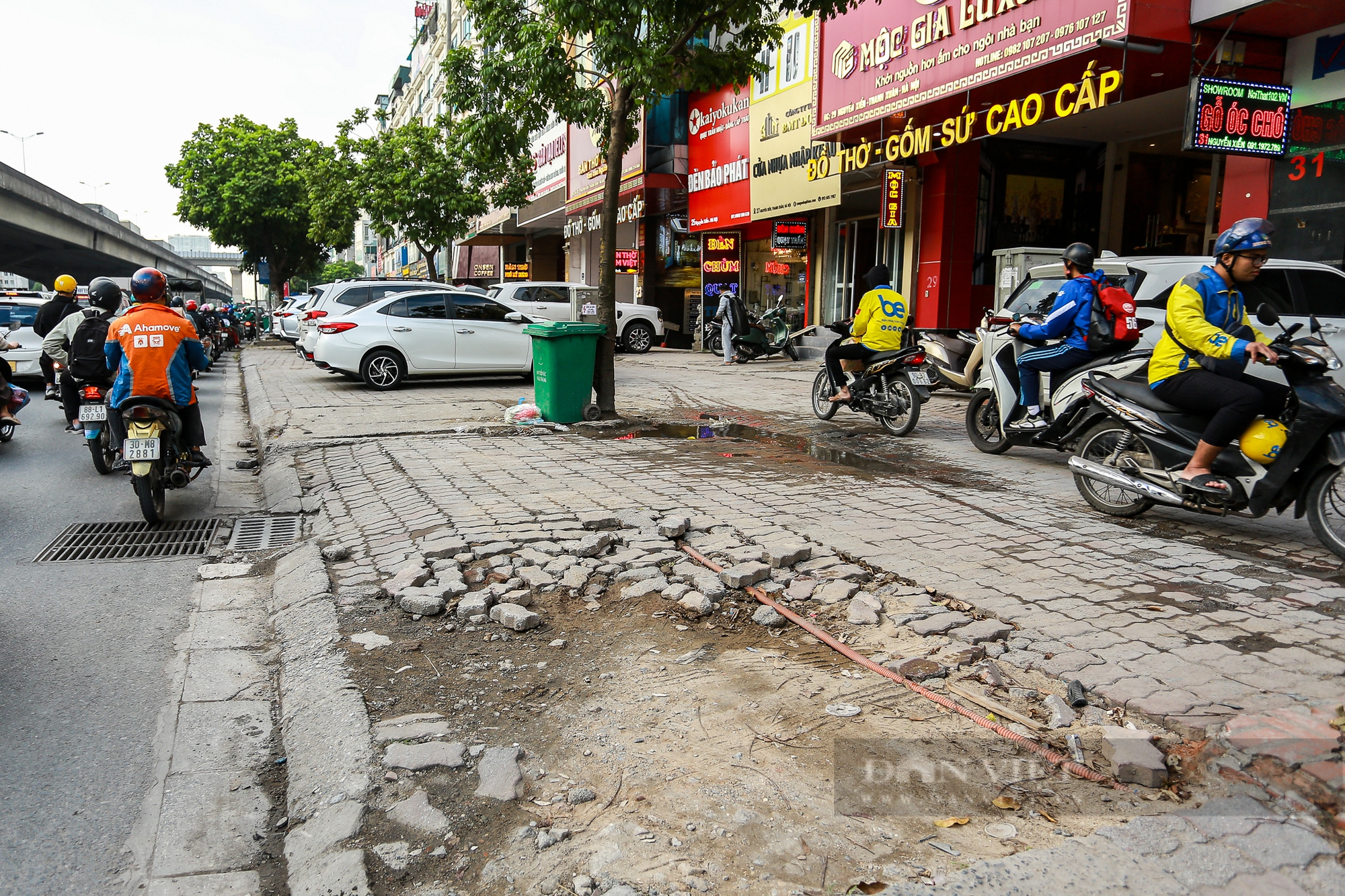 Đá vỉa hè đường Nguyễn Xiển nát tươm, Hà Nội sẽ đầu tư hơn 29 tỷ đồng để cải tạo- Ảnh 2.