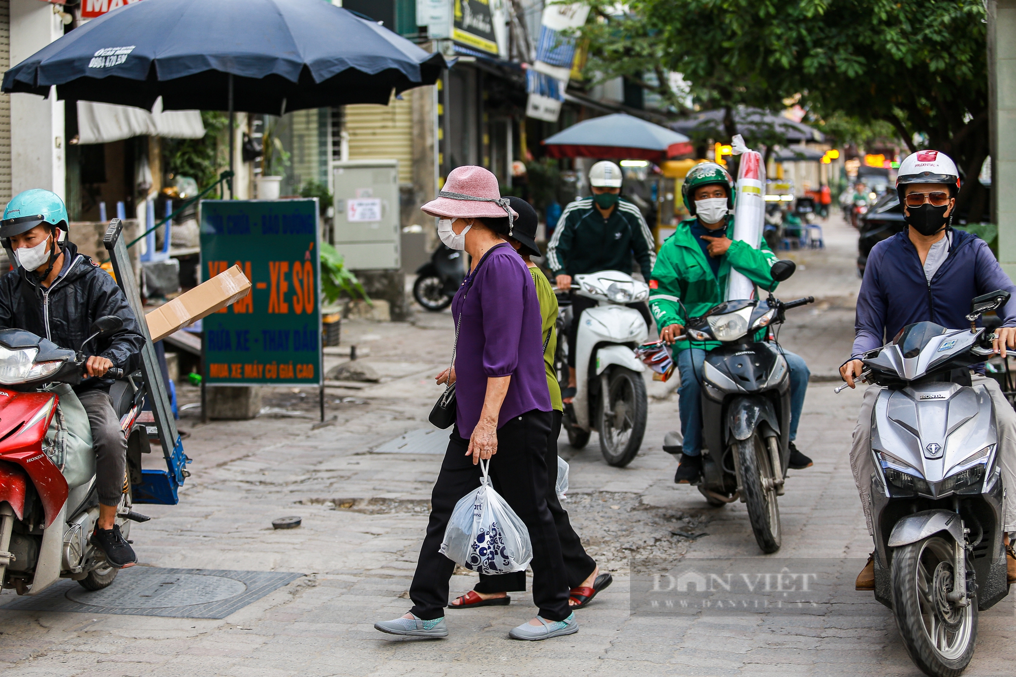 Đá vỉa hè đường Nguyễn Xiển nát tươm, Hà Nội sẽ đầu tư hơn 29 tỷ đồng để cải tạo- Ảnh 13.