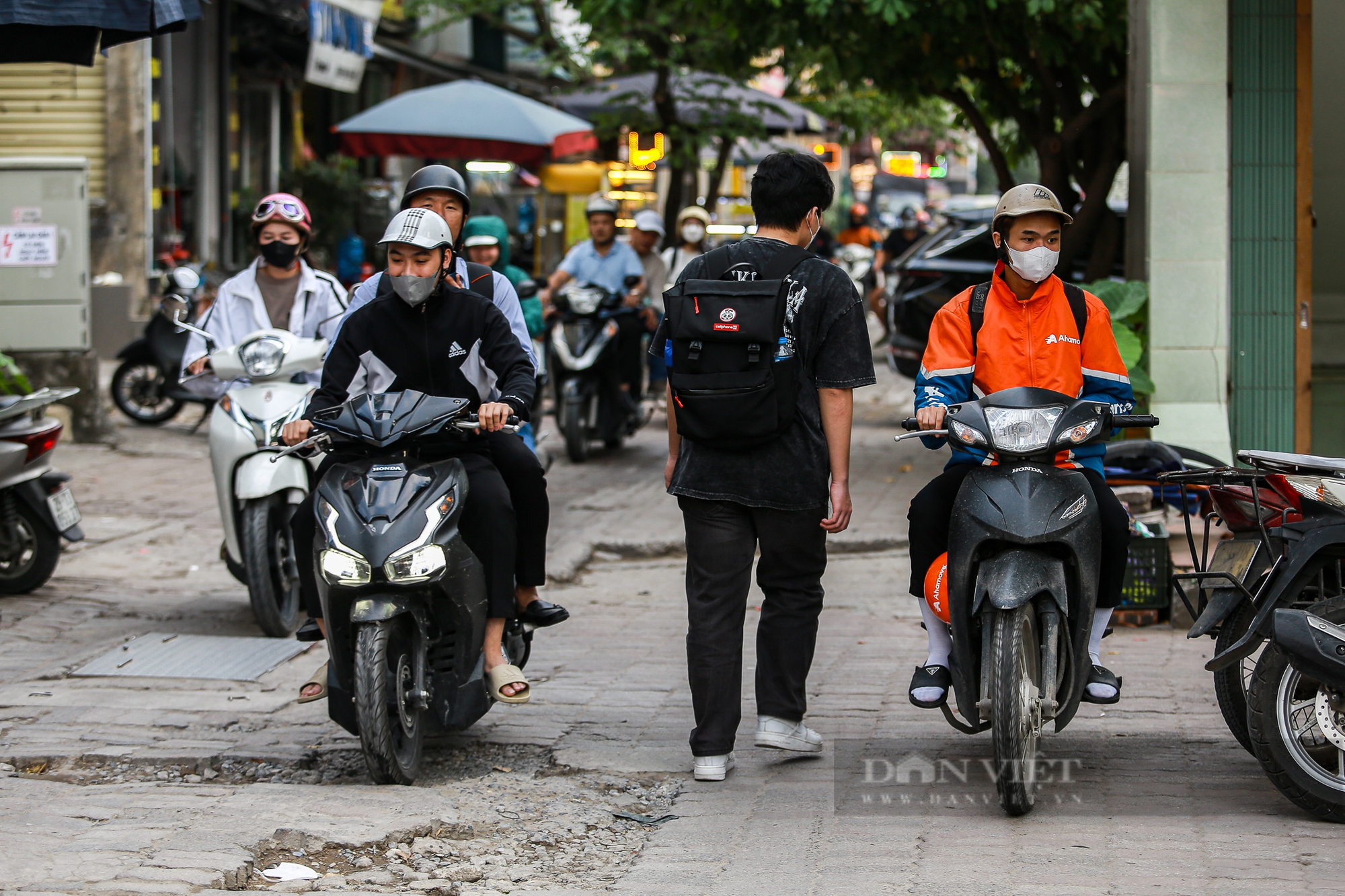 Đá vỉa hè đường Nguyễn Xiển nát tươm, Hà Nội sẽ đầu tư hơn 29 tỷ đồng để cải tạo- Ảnh 12.