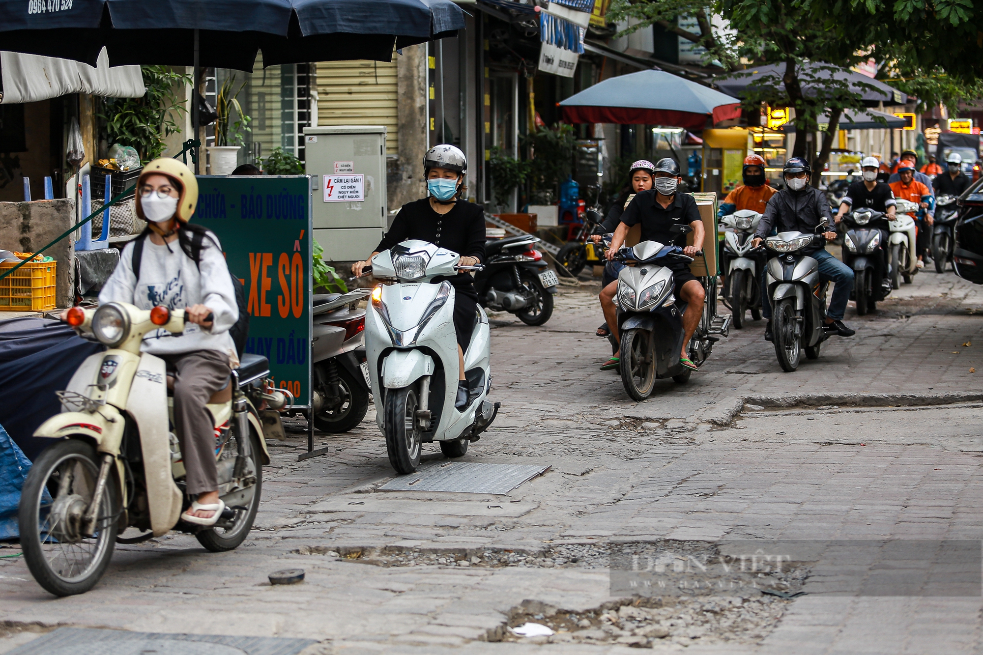 Đá vỉa hè đường Nguyễn Xiển nát tươm, Hà Nội sẽ đầu tư hơn 29 tỷ đồng để cải tạo- Ảnh 6.