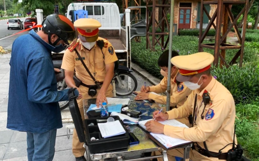 Vụ bắt tạm giam nguyên Trưởng phòng Cảnh sát giao thông Công an tỉnh Trà Vinh, có thể đối mặt với tội danh nào? - Ảnh 2.