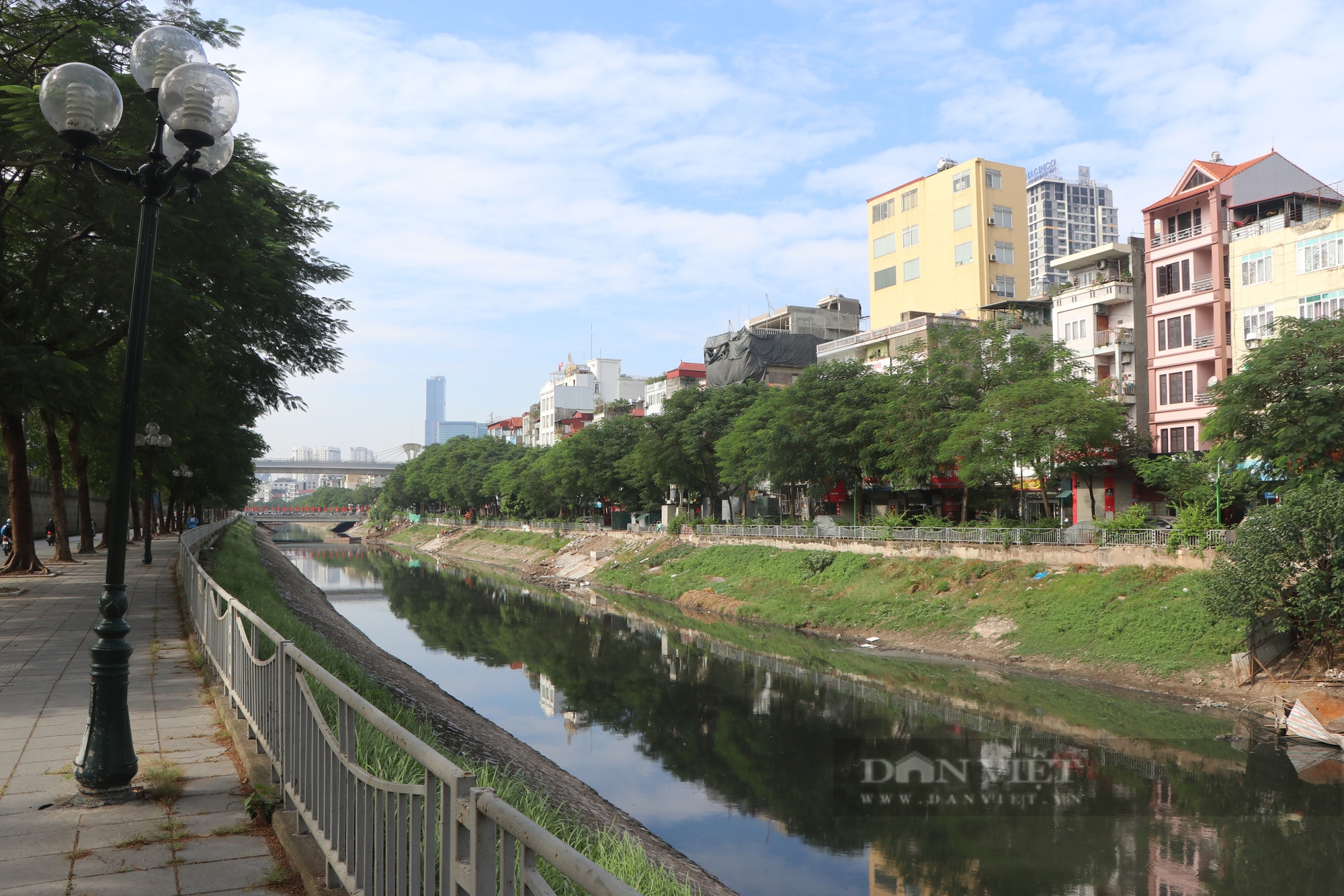 Công trường cải tạo sông Tô Lịch ngổn ngang như "bãi rác" giữa thành phố - Ảnh 1.