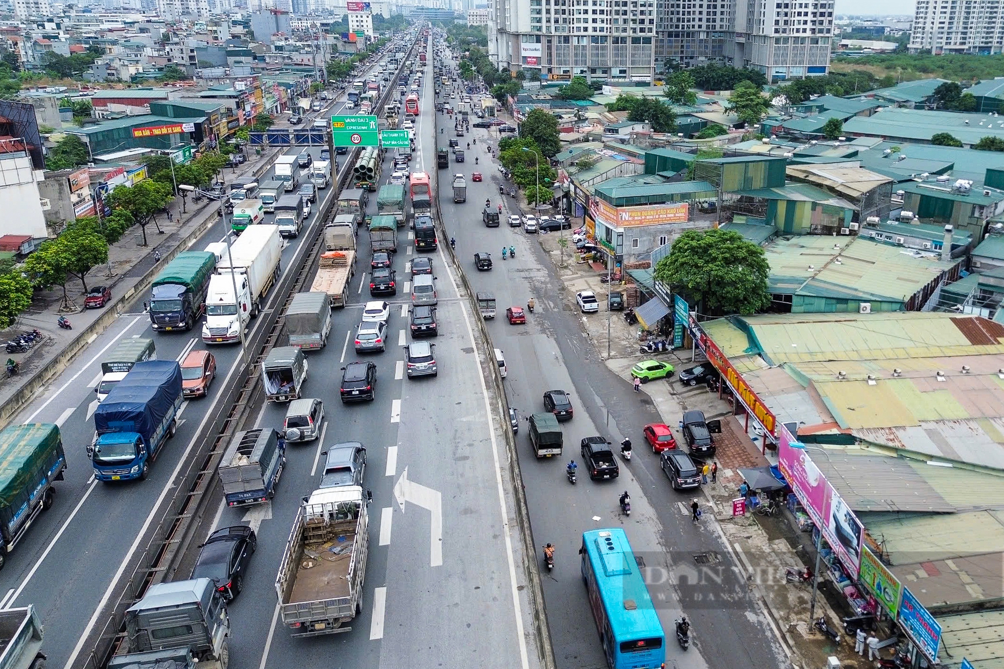 Đá vỉa hè đường Nguyễn Xiển nát tươm, Hà Nội sẽ đầu tư hơn 29 tỷ đồng để cải tạo- Ảnh 1.