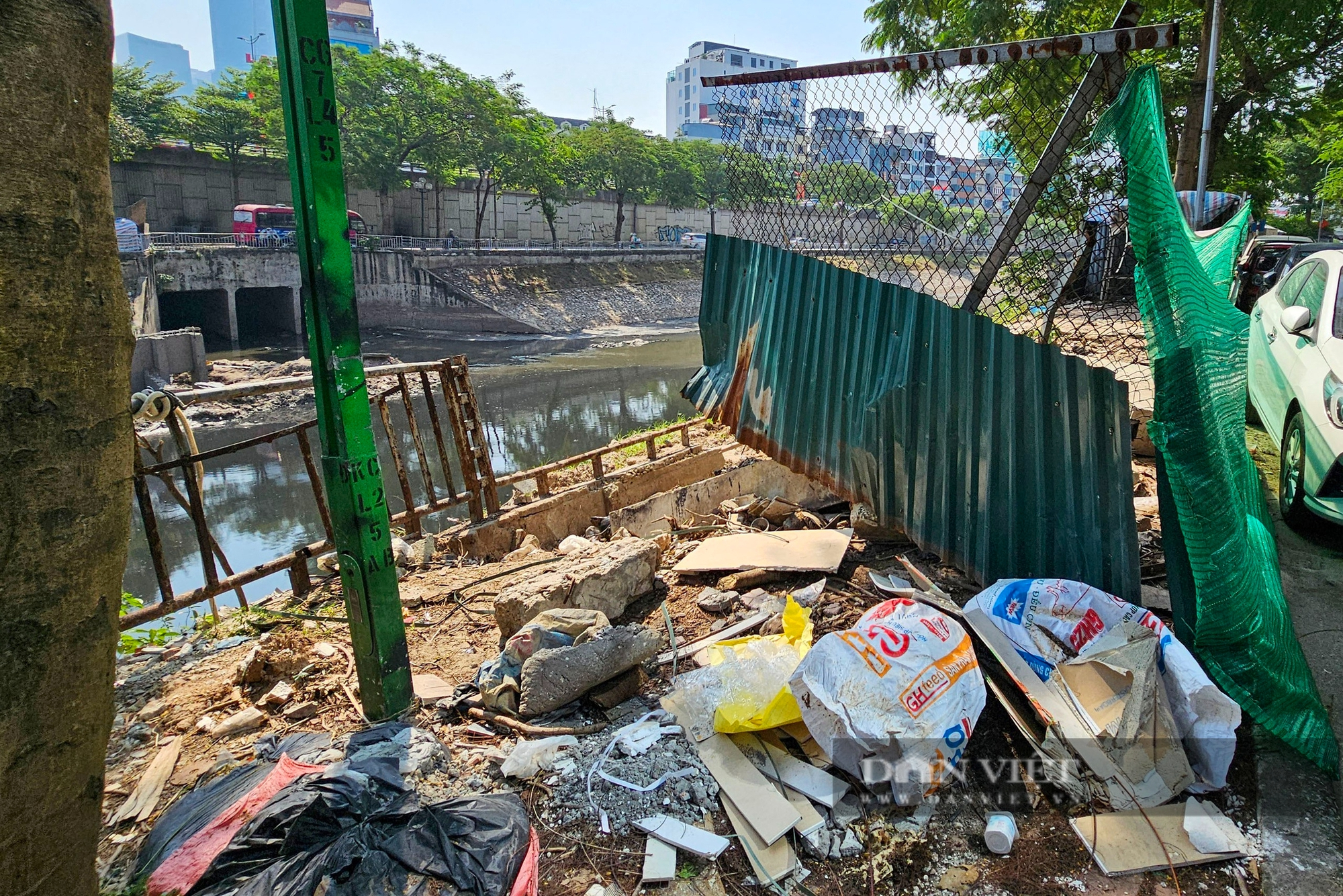 Công trường cải tạo sông Tô Lịch ngổn ngang như "bãi rác" giữa thành phố - Ảnh 5.