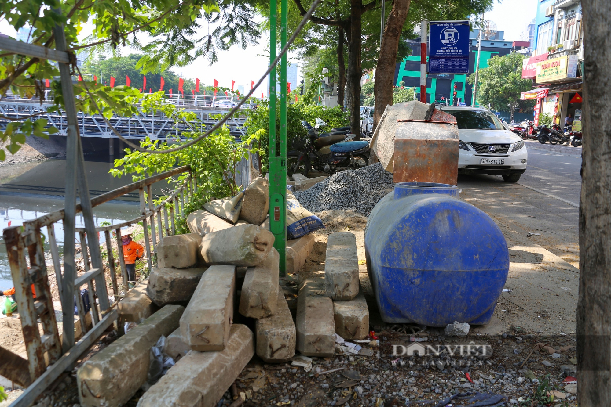 Công trường cải tạo sông Tô Lịch ngổn ngang như "bãi rác" giữa thành phố - Ảnh 6.