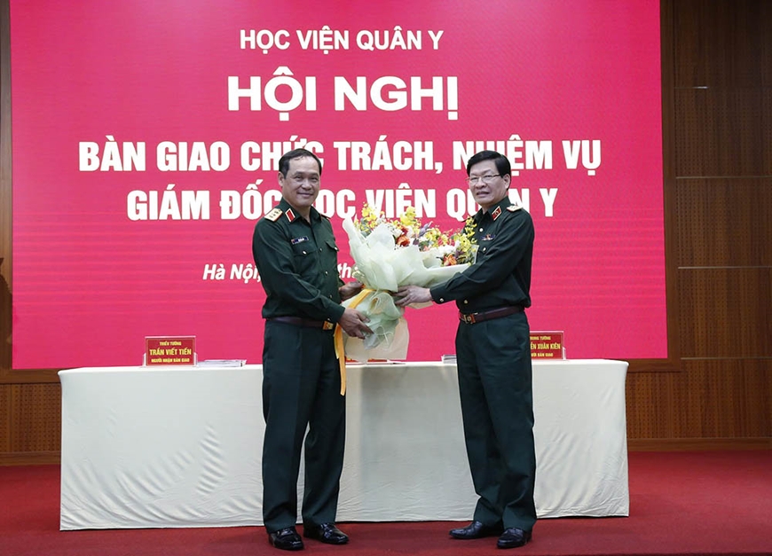 Trung tướng Nguyễn Xuân Kiên bàn giao chức trách, nhiệm vụ Giám đốc Học viện Quân y - Ảnh 1.