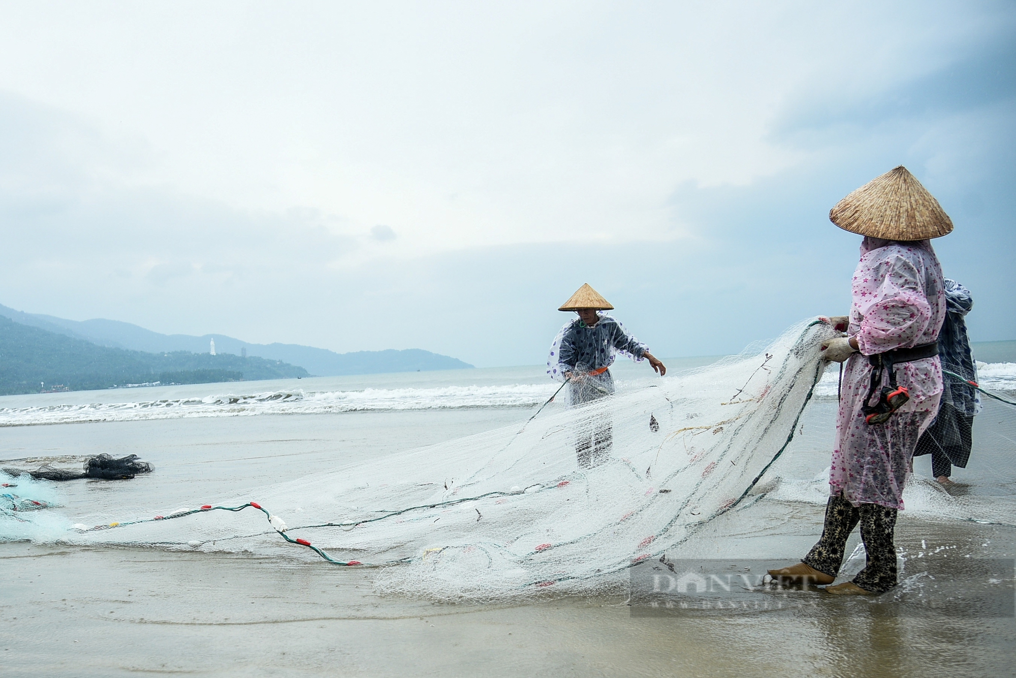 Biển gần bờ Đà Nẵng có la liệt cá ngon, sau bão Trà Mi, dân đánh bắt, xách túi lớn túi nhỏ, đắt hàng- Ảnh 12.