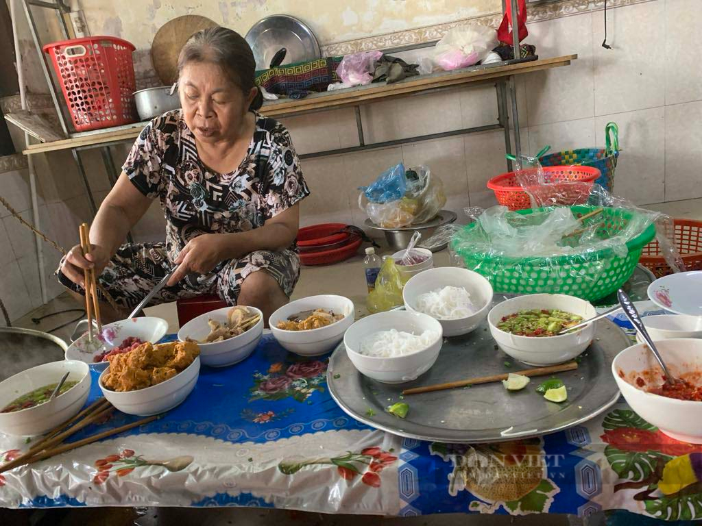 Quán bún bò Huế có tuổi đời 70 năm có gì hót mà bán ngày bán 300 bát, 9h sáng đã hết vèo? - Ảnh 2.